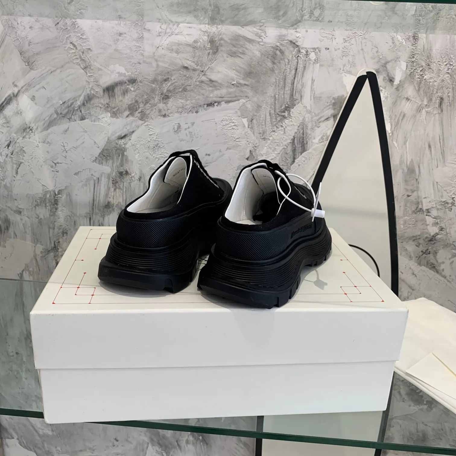 👟👟Ex-factory price 500👟👟 Mc Queen is in stock all year round [Rose] McQueen [Rose] dad shoes [Rose] ss early spring first release‼ ️‼ ️The latest Milan Fashion Week T-stage catwalk model, the unique and personalized design is very classy on the feet, and the round toe design allows the toes to be completely released. I spent a lot of money to buy multiple pairs of the originals and dismantled them and made replicas. Many celebrities such as Guli Nazha, Wu Lei, and Internet celebrity bloggers have endorsed Xiaohongshu’s popular products, and the products are sold out at the counters! Fabric: Imported pure cotton fabric Lining: Imported silk sheepskin Feet: Imported silk sheepskin Size: Women's 35-40. Packaging: original full set of packaging, outsole: increased by 5 cm, original outsole
